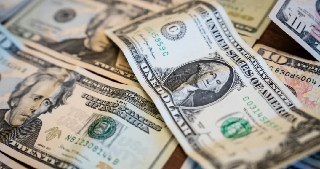 US Dollar Faces Largest Annual Decline Since 2003 Amid Global Shifts and Federal Reserve Easing